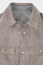 Vue du col sur fond blanc d'une surchemise en peau couleur anthracite avec poche poitrine et boutonnage pression.