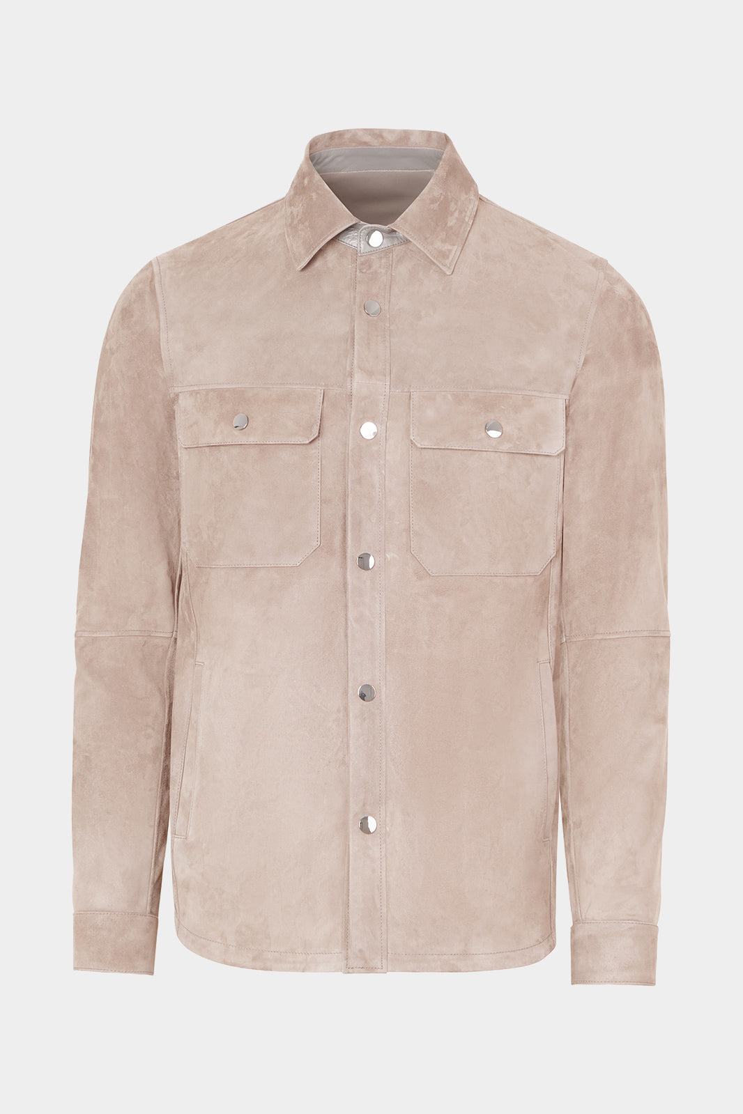 Vue sur fond blanc d'une surchemise en peau couleur beige avec poche poitrine et boutonnage pression.