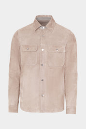 Vue sur fond blanc d'une surchemise en peau couleur beige avec poche poitrine et boutonnage pression.