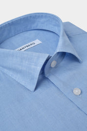 Chemise bleu sur fond blanc : Confectionnée dans un lin haut de gamme, sa légèreté et sa souplesse en font une chemise d'un confort inégalé