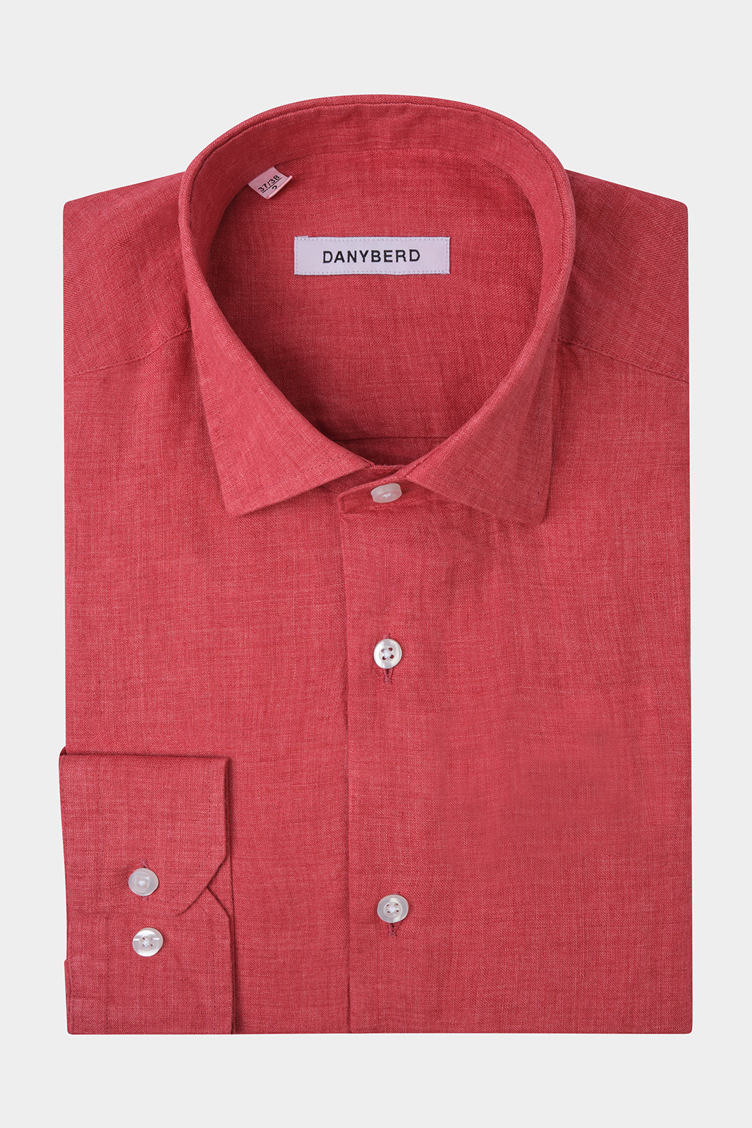 Vue sur fond blanc d'une chemise en lin couleur rubis en coupe cintrée et col français.