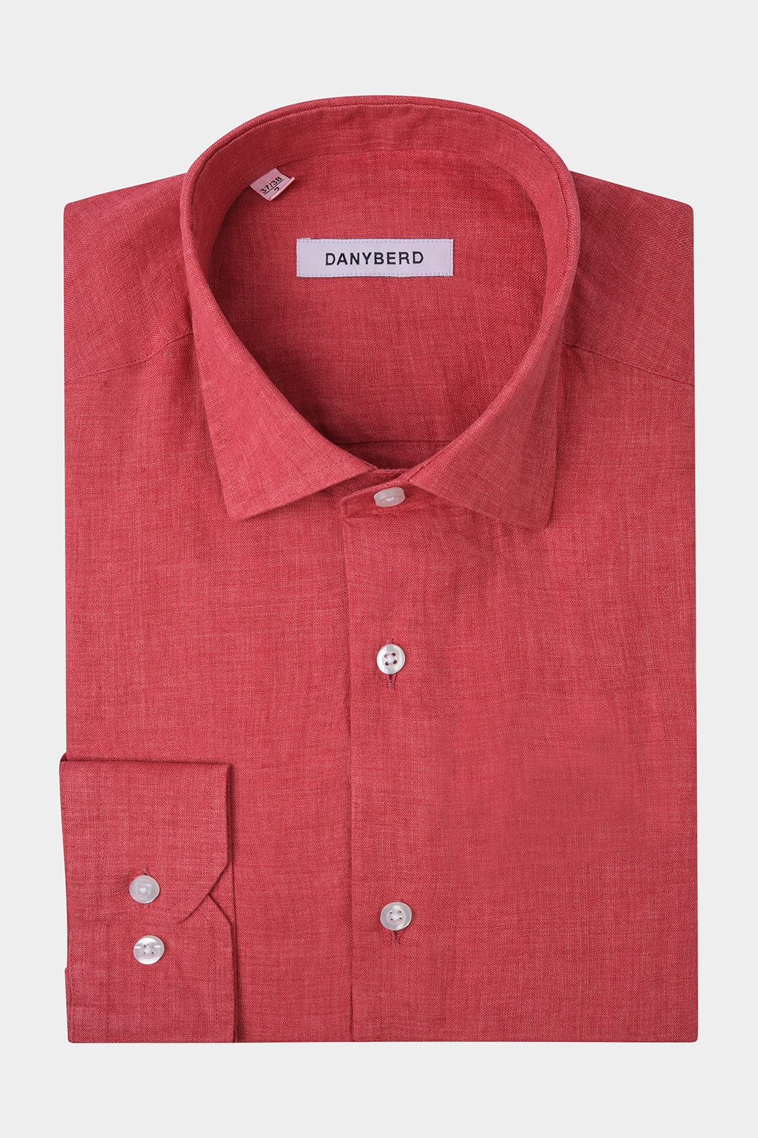 Vue sur fond blanc d'une chemise en lin couleur rubis en coupe cintrée et col français.
