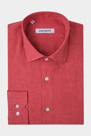 Vue sur fond blanc d'une chemise en lin couleur rubis en coupe cintrée et col français.