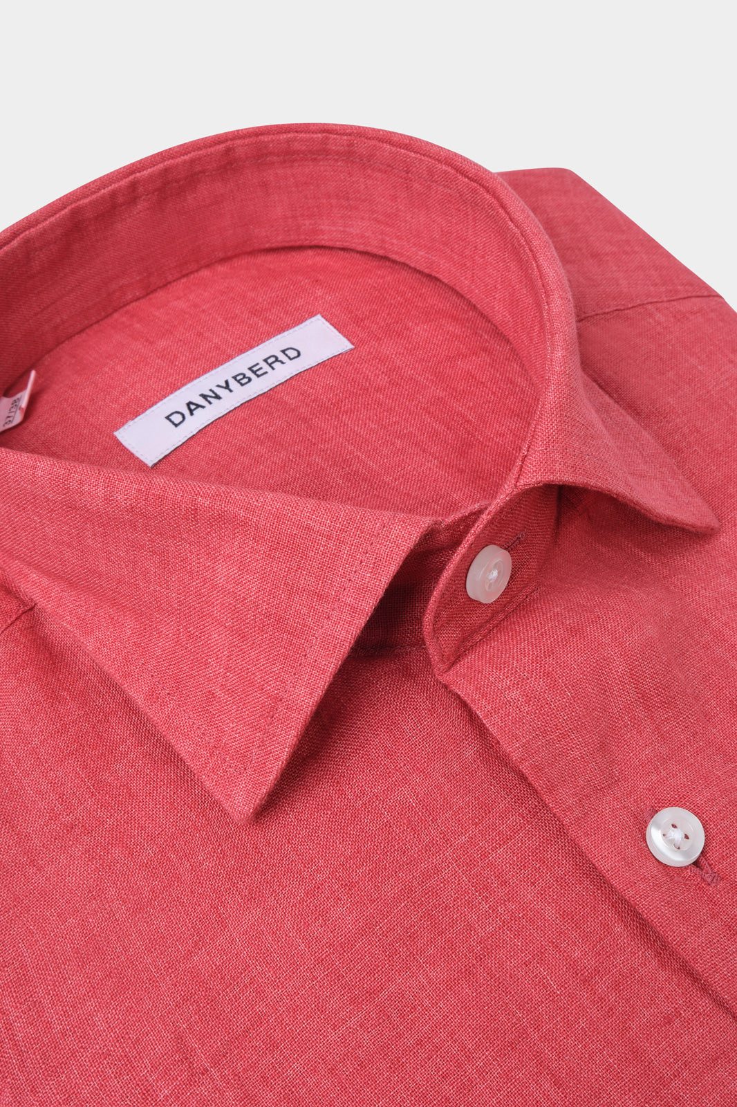 Chemise en lin sur fond blanc : Confectionnée dans un lin haut de gamme, sa légèreté et sa souplesse en font une chemise d'un confort inégalé. 