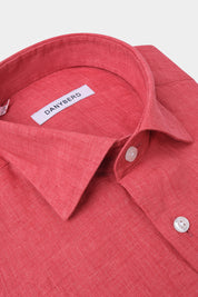 Chemise en lin sur fond blanc : Confectionnée dans un lin haut de gamme, sa légèreté et sa souplesse en font une chemise d'un confort inégalé. 