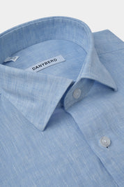 Chemise en lin sur fond blanc : Confectionnée dans un lin haut de gamme, sa légèreté et sa souplesse en font une chemise d'un confort inégalé. 