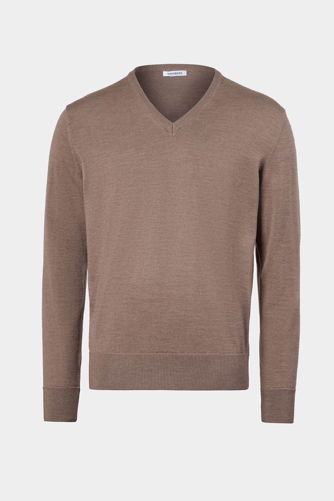 Vue sur fond blanc d'un pull col V en taupe en laine mérinos 