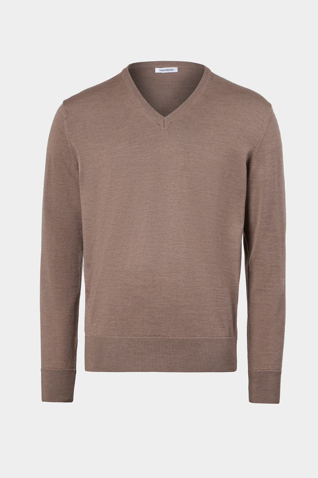 Vue sur fond blanc d'un pull col V en taupe en laine mérinos 