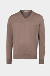 Vue sur fond blanc d'un pull col V en taupe en laine mérinos 