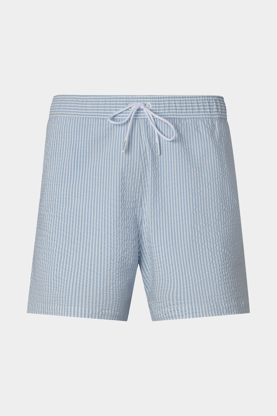 Vue sur fond blanc d'un short de bain ENFANT seersucker rayé. Avec tissu à séchage rapide en 100% polyester.
