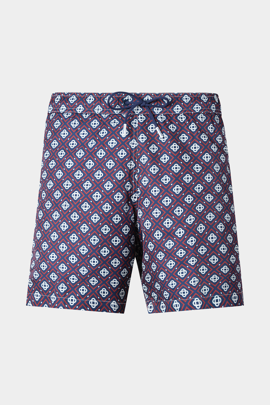 Vue sur fond blanc d'un short de bain marine à losange rouge. Avec tissu à séchage rapide en 100% polyester.