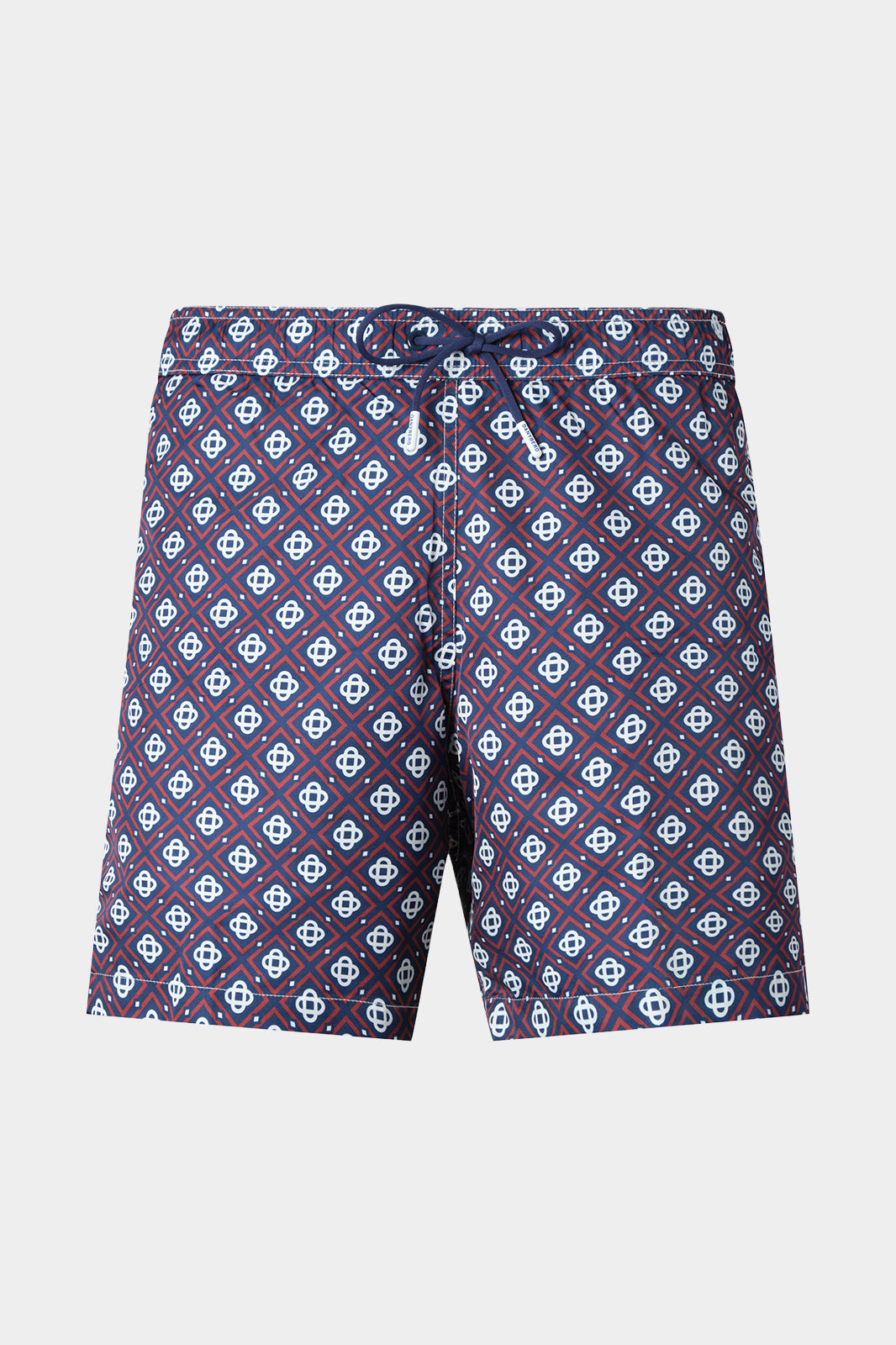 Vue sur fond blanc d'un short de bain marine à losange rouge. Avec tissu à séchage rapide en 100% polyester.