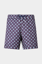 Vue sur fond blanc d'un short de bain marine à losange rouge. Avec tissu à séchage rapide en 100% polyester.