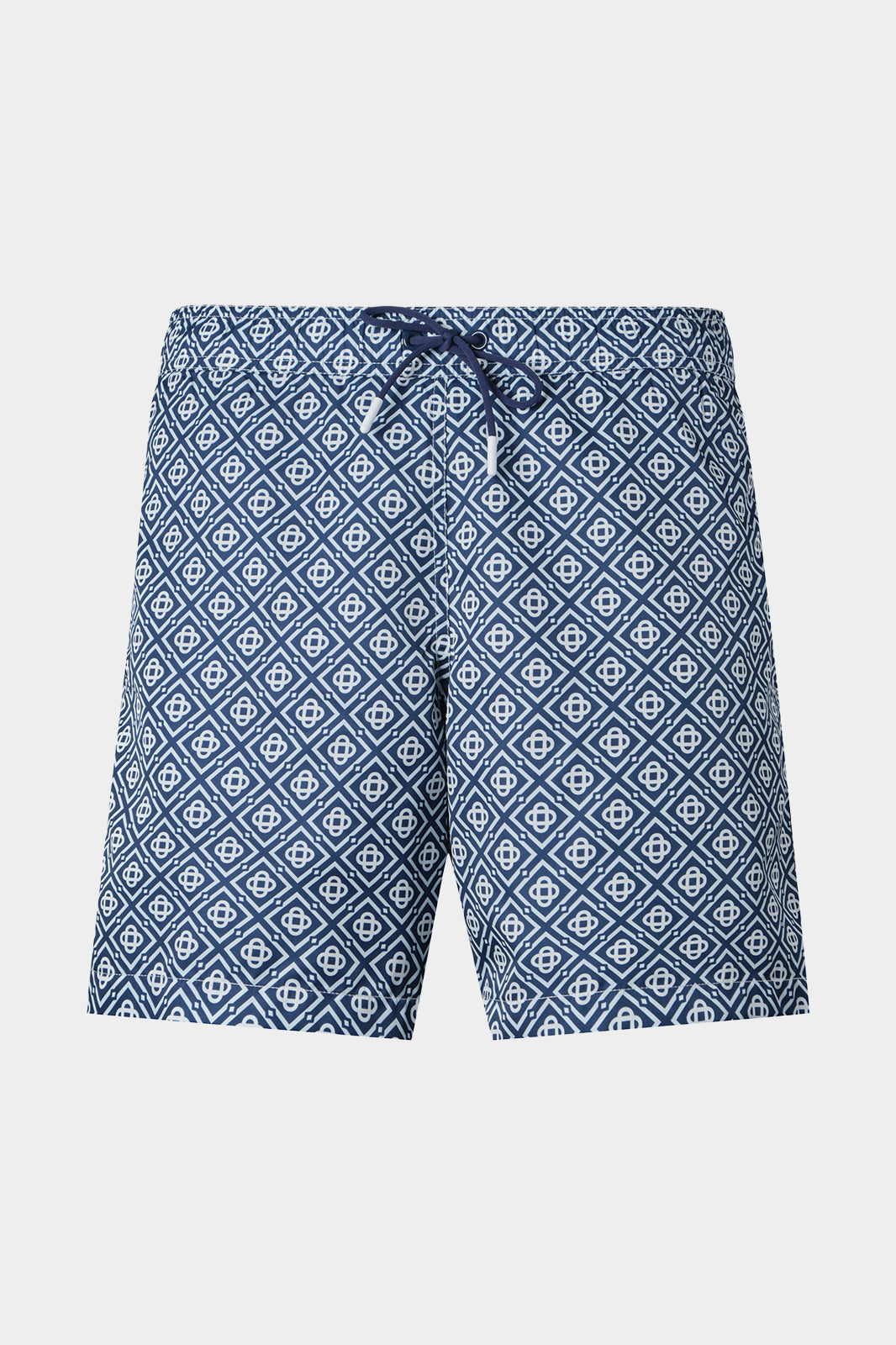 Vue sur fond blanc d'un short de bain couleur marine à losange blanc. Avec tissu à séchage rapide en 100% polyester.