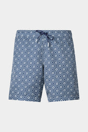 Vue sur fond blanc d'un short de bain couleur marine à losange blanc. Avec tissu à séchage rapide en 100% polyester.