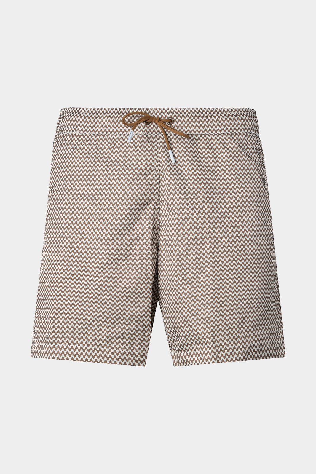 Vue sur fond blanc d'un short de bain couleur blanc à motif vague marron. Avec tissu à séchage rapide en 100% polyester.