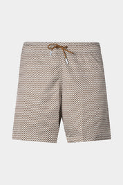 Vue sur fond blanc d'un short de bain couleur marron à motif vague. Avec tissu à séchage rapide en 100% polyester.
