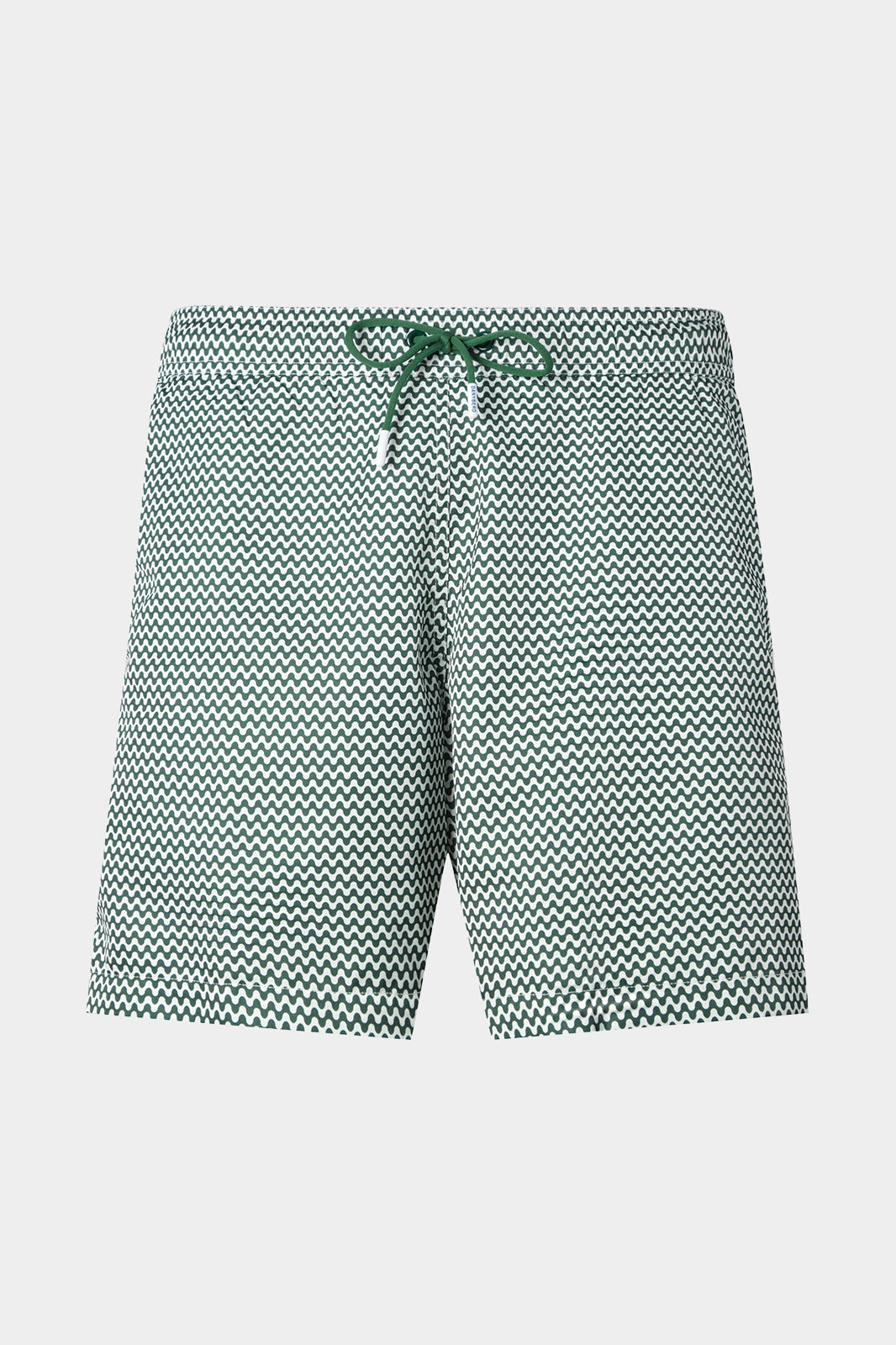 Vue sur fond blanc d'un short de bain couleur blanc à motif vague kaki. Avec tissu à séchage rapide en 100% polyester.