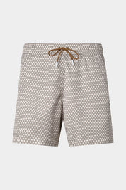 Vue sur fond blanc d'un short de bain couleur blanc à motif marron. Avec tissu à séchage rapide en 100% polyester.