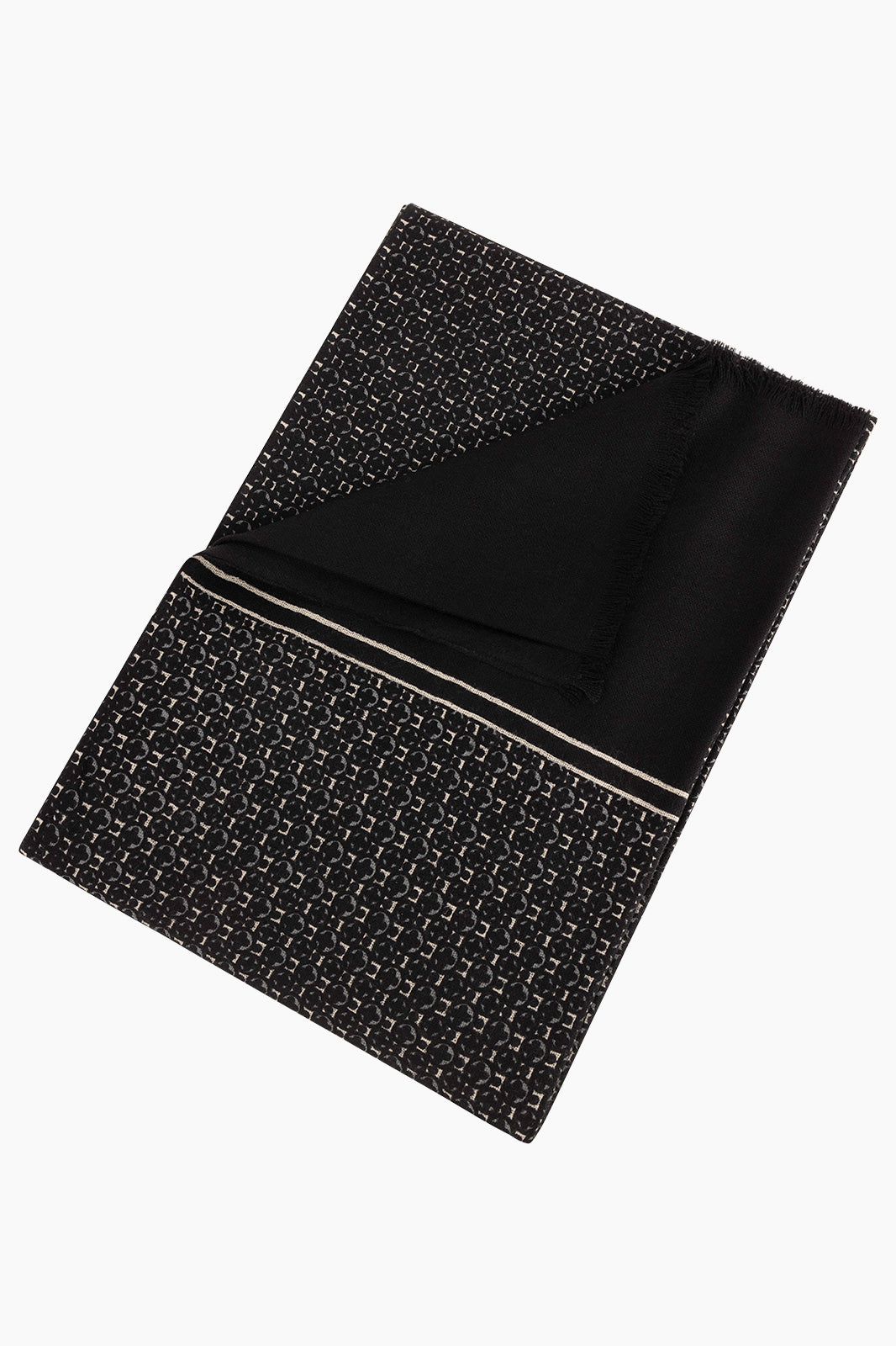 Chèche noir avec motifs carreaux en laine, idéal pour un look moderne et raffiné.