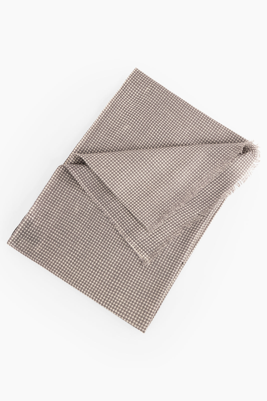 Chèche gris avec motif pied-de-poule en laine, idéal pour un look classique et élégant tout en restant confortable.