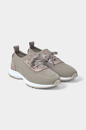 Vue sur fond blanc d'une paire de sneakers taupe avec semelle Vibram