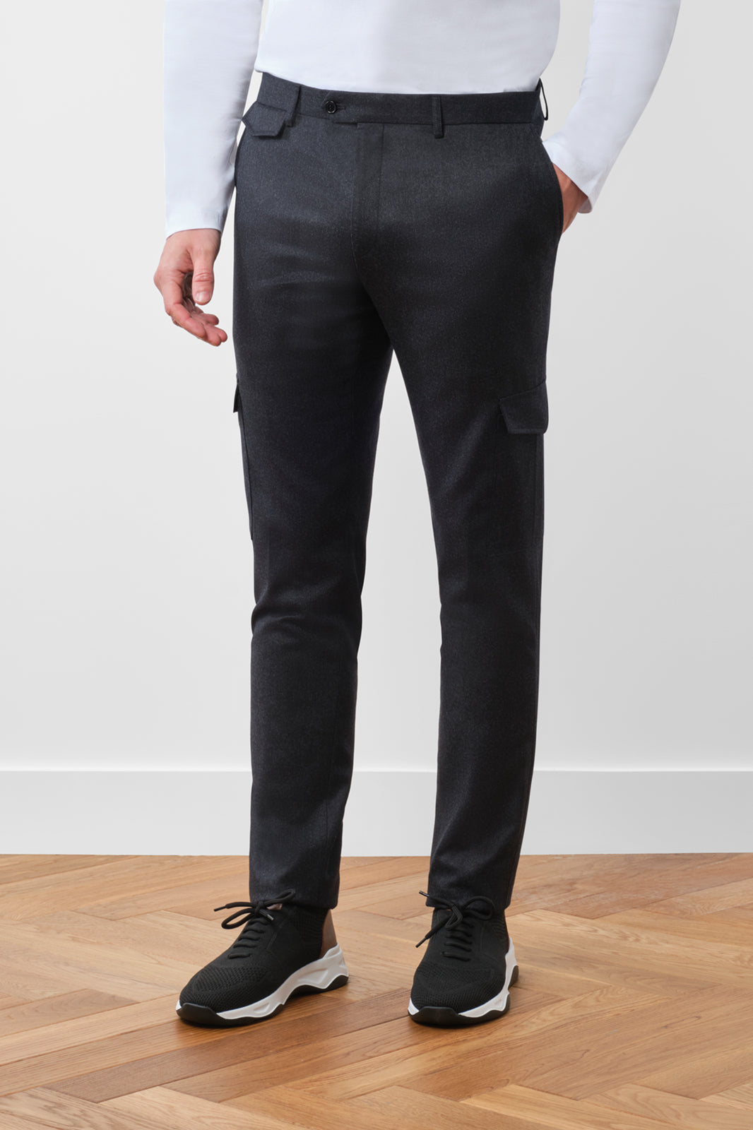 Confectionné dans une laine d'Italie de la maison Vitale Barberis Canonico, le pantalon cargo est le parfait équilibre entre confort, style et décontraction.