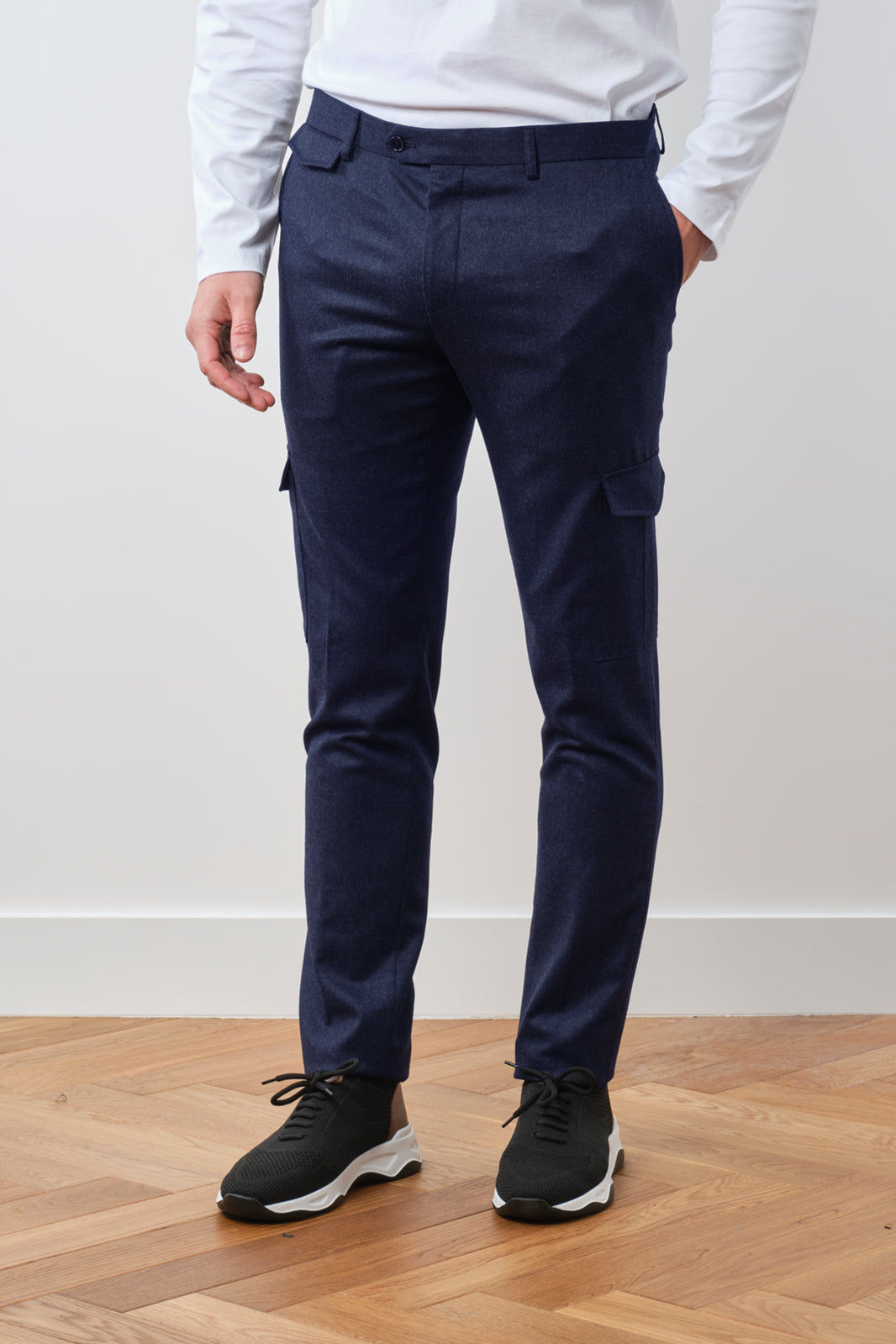 Confectionné dans une laine d'Italie de la maison Vitale Barberis Canonico, le pantalon cargo est le parfait équilibre entre confort, style et décontraction.