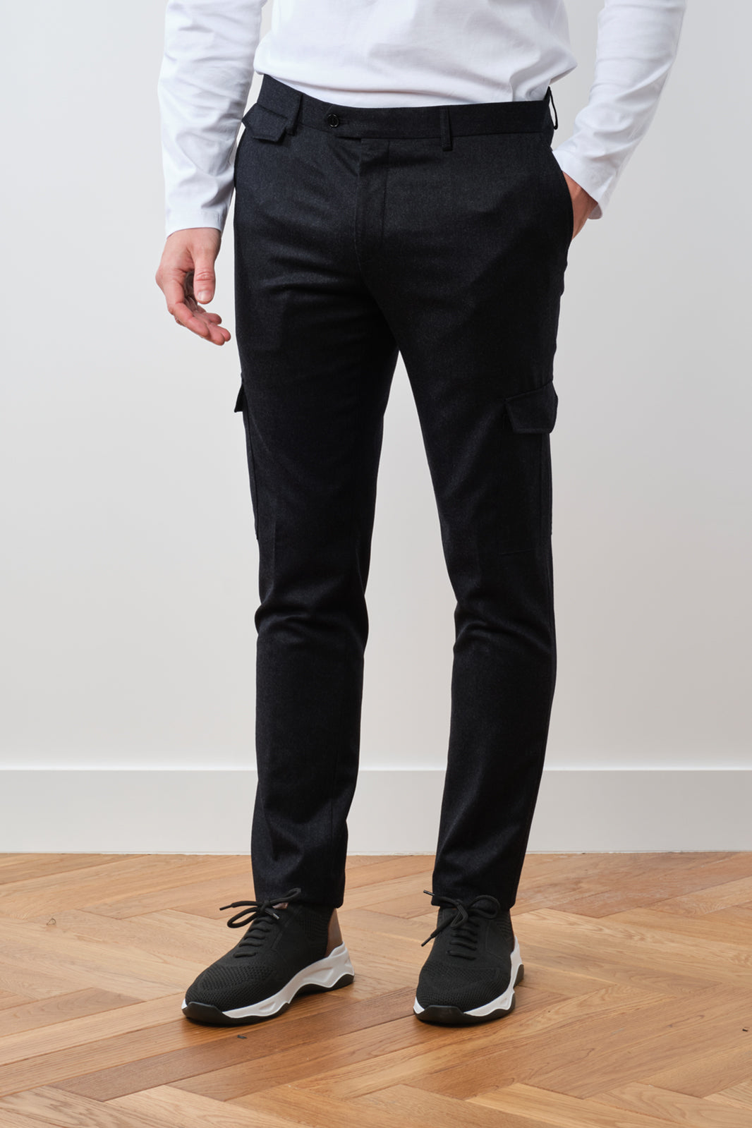 Confectionné dans une laine d'Italie de la maison Vitale Barberis Canonico, le pantalon cargo est le parfait équilibre entre confort, style et décontraction. 