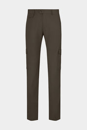 Vue sur fond blanc d'un pantalon cargo Donatela de couleur kaki. Sur un tissu italien en 77% polyamide 23% élasthanne de chez Olmetex.