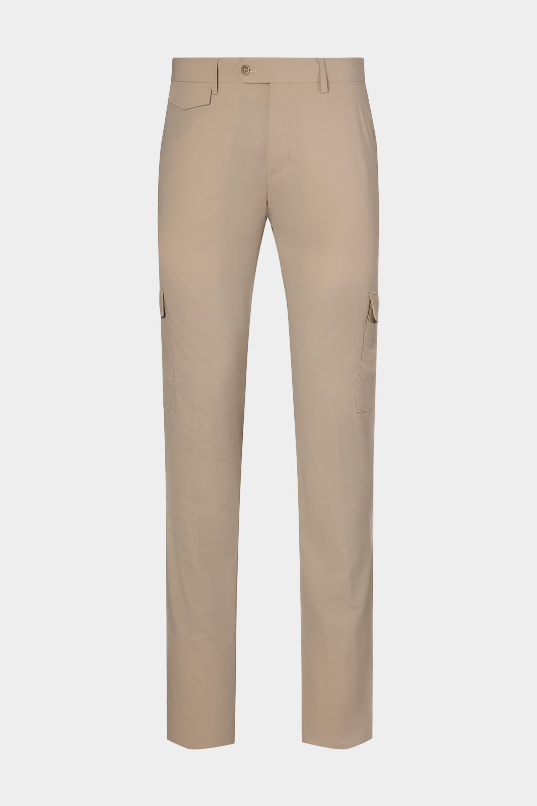 Vue sur fond blanc d'un pantalon cargo Donatela de couleur sable. Sur un tissu italien en 77% polyamide 23% élasthanne de chez Olmetex.