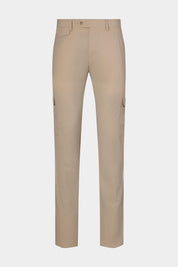Vue sur fond blanc d'un pantalon cargo Donatela de couleur sable. Sur un tissu italien en 77% polyamide 23% élasthanne de chez Olmetex.