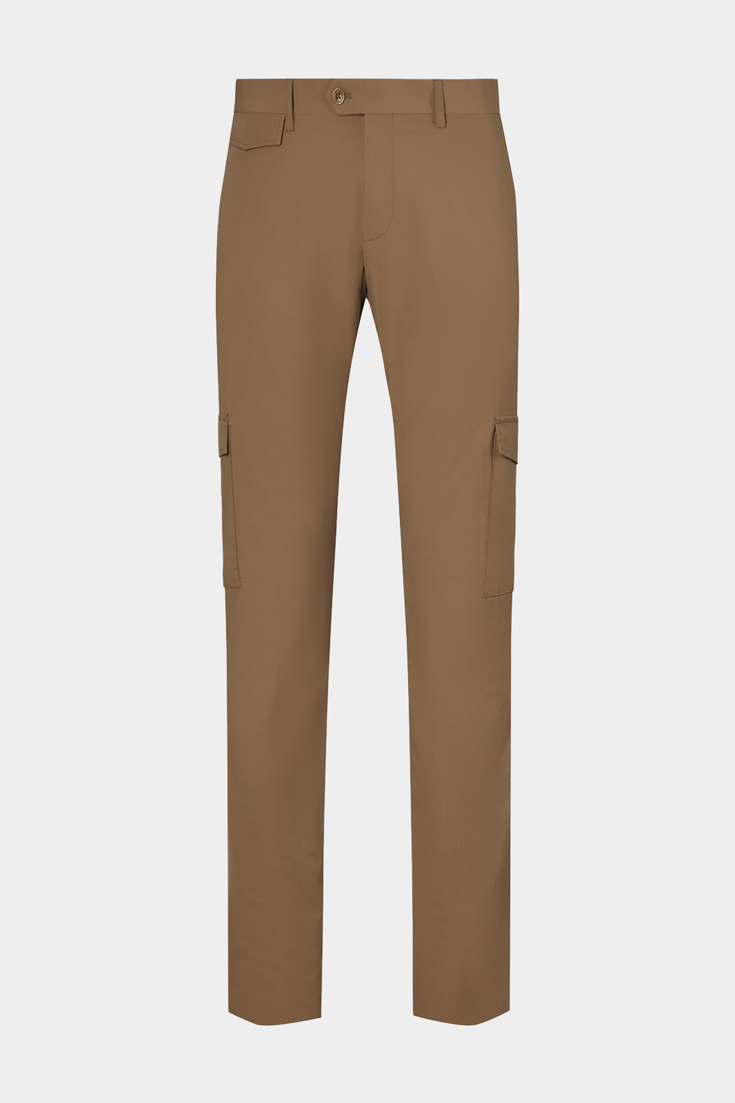 Vue sur fond blanc d'un pantalon cargo Donatela de couleur camel. Sur un tissu italien en 77% polyamide 23% élasthanne de chez Olmetex.