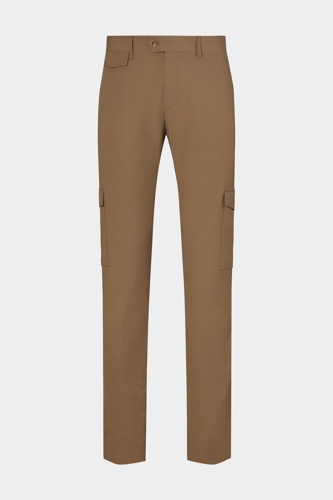 Vue sur fond blanc d'un pantalon cargo Donatela de couleur camel. Sur un tissu italien en 77% polyamide 23% élasthanne de chez Olmetex.