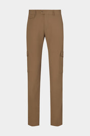 Vue sur fond blanc d'un pantalon cargo Donatela de couleur camel. Sur un tissu italien en 77% polyamide 23% élasthanne de chez Olmetex.