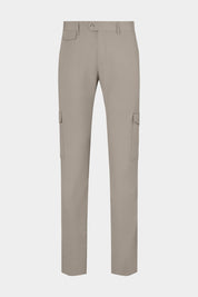 Vue sur fond blanc d'un pantalon cargo Donatela de couleur gris. Sur un tissu italien en 77% polyamide 23% élasthanne de chez Olmetex.
