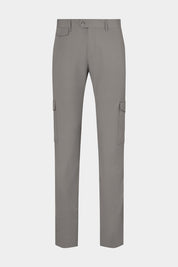 Vue sur fond blanc d'un pantalon cargo Donatela de couleur gris. Sur un tissu italien en 77% polyamide 23% élasthanne de chez Olmetex.