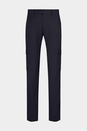 Vue sur fond blanc d'un pantalon cargo Donatela de couleur noir délavé. Sur un tissu italien en 77% polyamide 23% élasthanne de chez Olmetex.