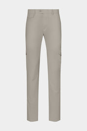 Vue sur fond blanc d'un pantalon cargo Donatela de couleur gris clair. Sur un tissu italien en 77% polyamide 23% élasthanne de chez Olmetex.