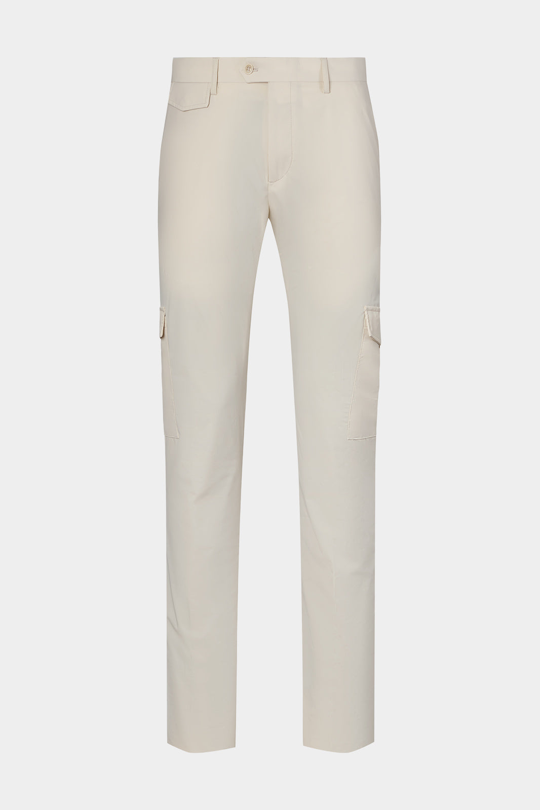 Vue sur fond blanc d'un pantalon cargo Donatela de couleur écru. Sur un tissu italien en 77% polyamide 23% élasthanne de chez Olmetex.