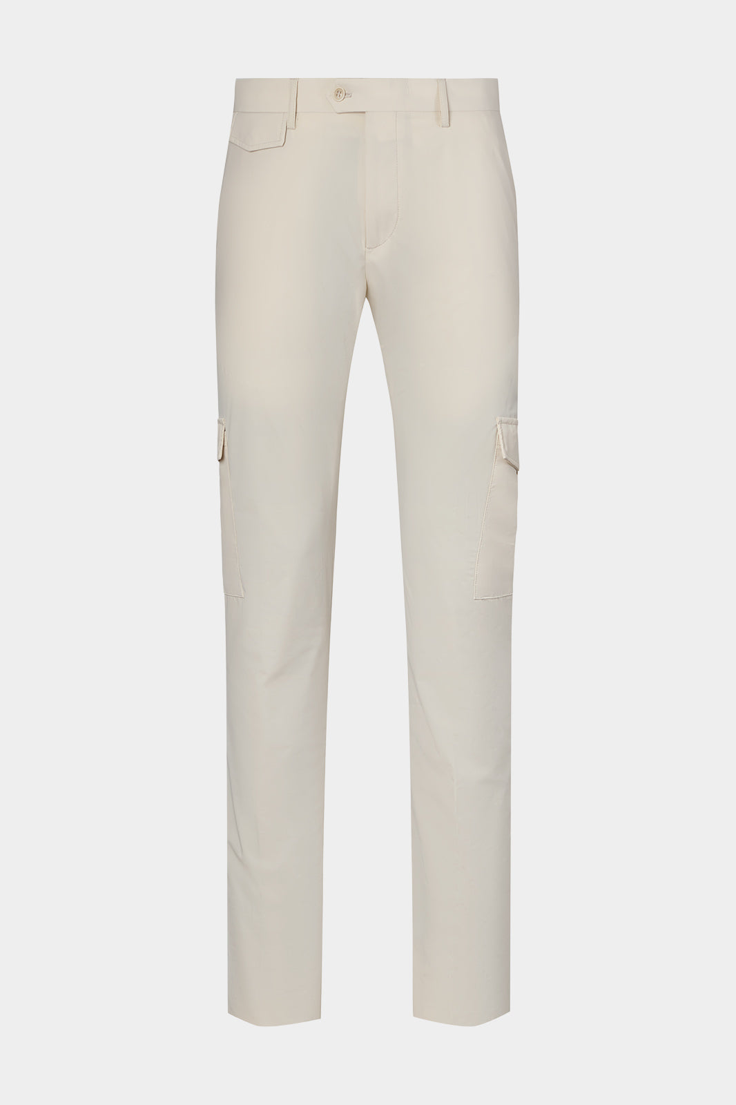 Vue sur fond blanc d'un pantalon cargo Donatela de couleur écru. Sur un tissu italien en 77% polyamide 23% élasthanne de chez Olmetex.