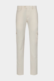 Vue sur fond blanc d'un pantalon cargo Donatela de couleur écru. Sur un tissu italien en 77% polyamide 23% élasthanne de chez Olmetex.
