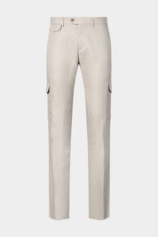 Vue sur fond blanc d'un pantalon cargo couleur Gris clair. Tissu en 75% coton 25% lin de chez LeoMaster.