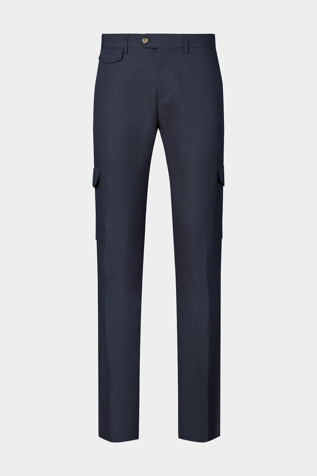 Vue sur fond blanc d'un pantalon cargo couleur Marine. Tissu en 75% coton 25% lin de chez LeoMaster.
