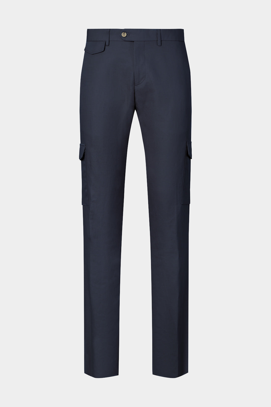 Vue sur fond blanc d'un pantalon cargo couleur Marine. Tissu en 75% coton 25% lin de chez LeoMaster.