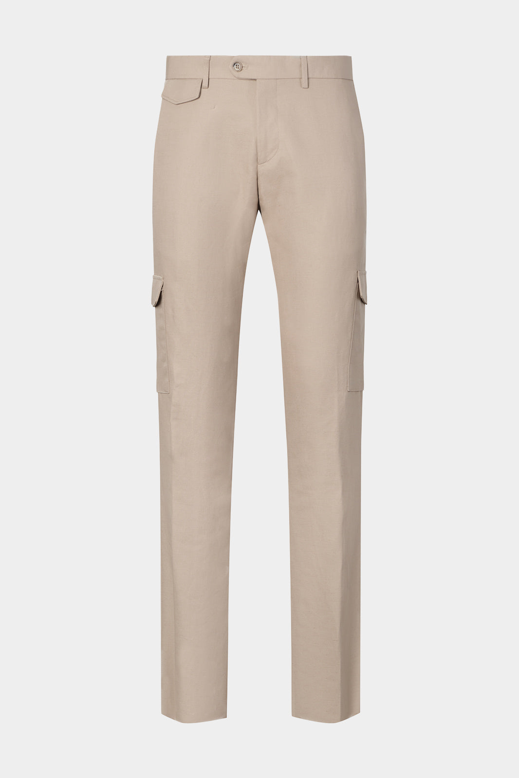 Vue sur fond blanc d'un pantalon cargo couleur Beige. Tissu en 75% coton 25% lin de chez LeoMaster.