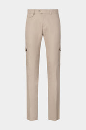 Vue sur fond blanc d'un pantalon cargo couleur Beige. Tissu en 75% coton 25% lin de chez LeoMaster.