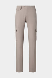 Vue sur fond blanc d'un pantalon cargo Bon couleur taupe. En 83% Polyamide et 17% élasthanne sur un tissu de chez Olmetex.