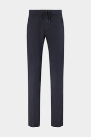 Vue sur fond blanc d'un pantalon jogpant technique poches zippées marine, coupe sport. Avec un tissu de chez Olmetex.