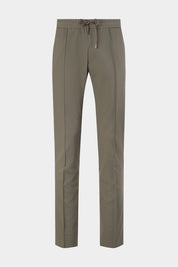 Vue sur fond blanc d'un pantalon jogpant technique kaki sur une taille élastique.